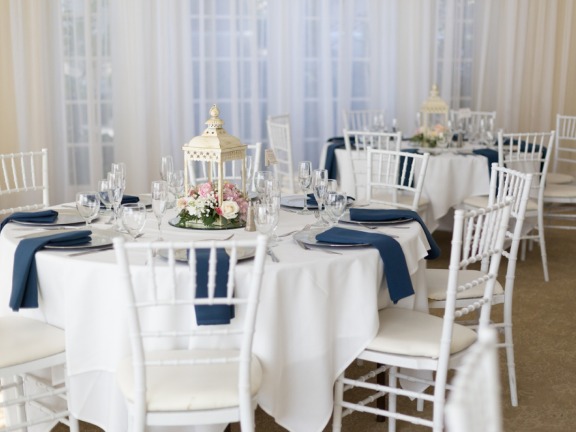 Белый стул Кьявари для свадьбы в интерьере
